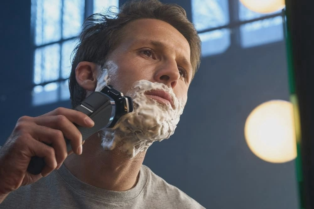 Philips Electric Shaver Series 7000, Wet & Dry with SkinIQ technology & Cable-free Quick Clean Pod, S7882/50