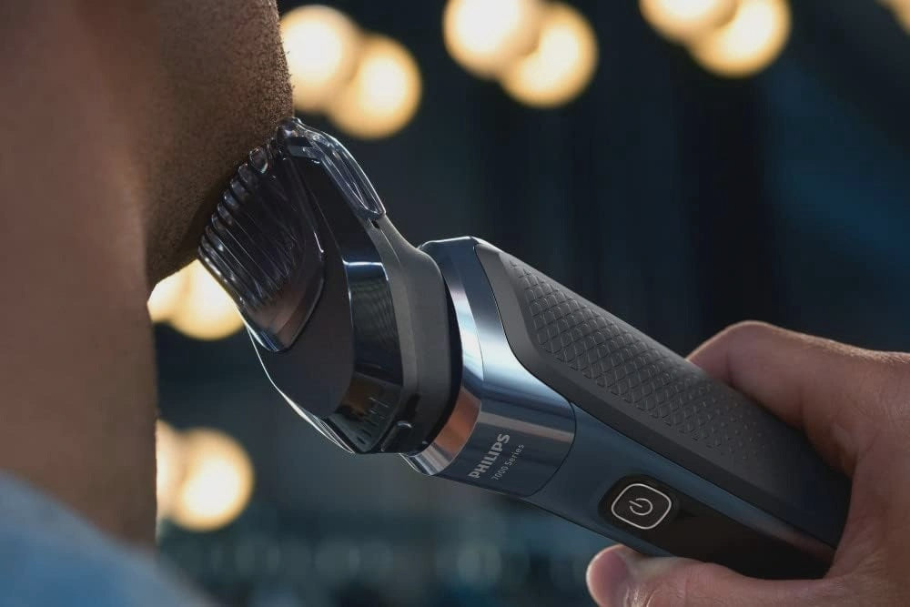 Philips Electric Shaver Series 7000, Wet & Dry with SkinIQ technology & Cable-free Quick Clean Pod, S7882/50