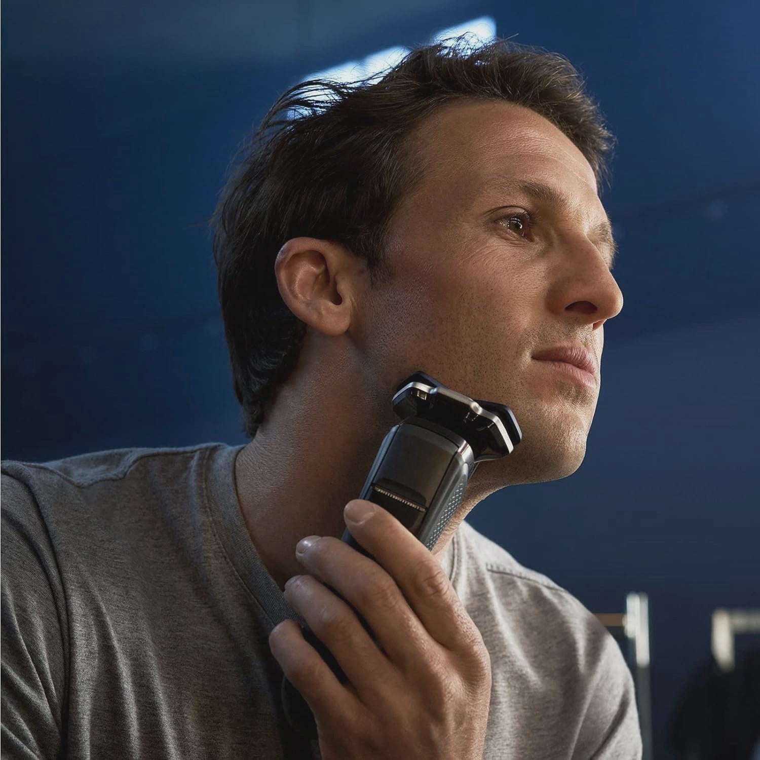 Philips Electric Shaver Series 7000, Wet & Dry with SkinIQ technology & Cable-free Quick Clean Pod, S7882/50