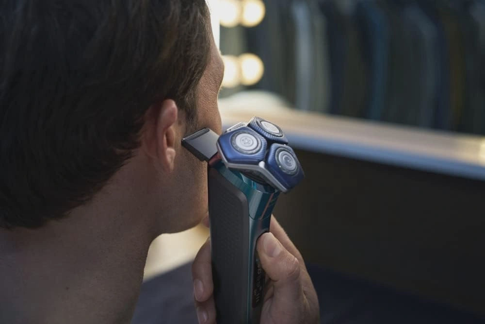 Philips Electric Shaver Series 7000, Wet & Dry with SkinIQ technology & Cable-free Quick Clean Pod, S7882/50